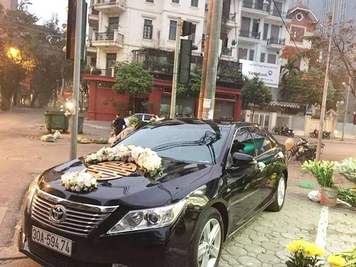 Hóa ra chữ Nho được dán trên xe không phải chữ Hỷ thường dùng trong đám cưới mà lại là chữ Thọ. Sự nhầm lẫn này đã khiến nhà gái một phen "méo mặt".