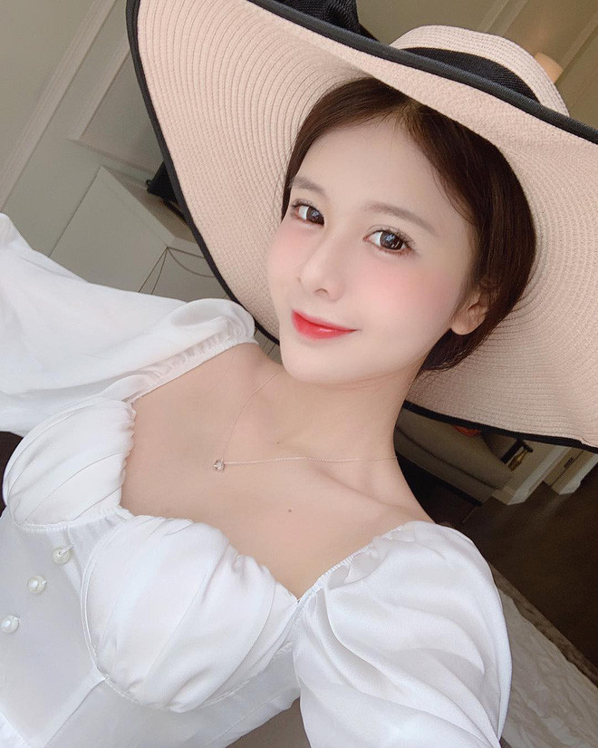 Kalli Nguyễn sở hữu gương mặt chuẩn Vline với sống mũi cao, đôi mắt to tròn cùng miệng cười duyên dáng.