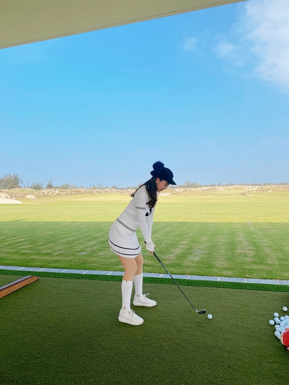 Trong giới golf thủ, cái tên Hải Anh trở nên khá quen thuộc khi cô đăng quang danh vị Á hoàng Golf Queen 2017. Nữ golfer này không chỉ sở hữu kỹ năng giỏi mà còn có gương mặt chẳng thua kém bất cứ hoa hậu nào.