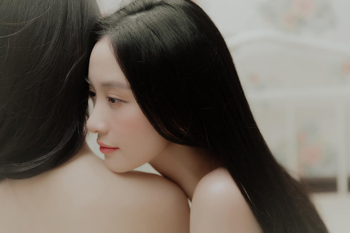 Tuy nhiên, nhìn bộ ảnh "chị chị em em" này của Linh Ka và Jun Vũ nhiều dân mạng đã hiểu sự thật của màn "thả thính" trên là sao.