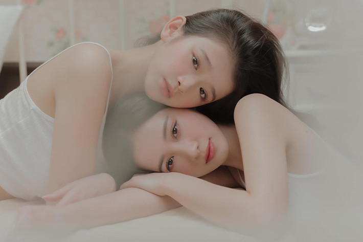 Mới đây, hot girl Linh Ka và Jun Vũ đồng loạt chia sẻ bộ ảnh thực hiện thu hút nhiều sự chú ý từ cộng đồng mạng vì độ xinh đẹp và "tình bể bình" của cả hai.