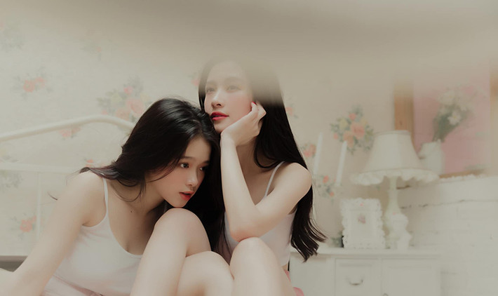 Cặp đôi hot girl Việt Linh Ka và Jun Vũ không ngại tạo dáng tình cảm và dành cho nhau ánh mắt "rất tình".