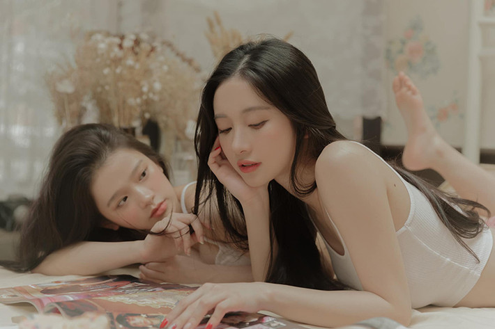 Trong bộ ảnh mới nhất, cặp đôi hot girl Linh Ka và Jun Vũ diện áo hai dây, short ngủ theo concept "song sinh".