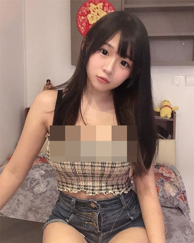 Cùng chiêm ngưỡng nhan sắc sau khi bỏ khẩu trang của cô nàng bị chụp ảnh lén nơi công sở.