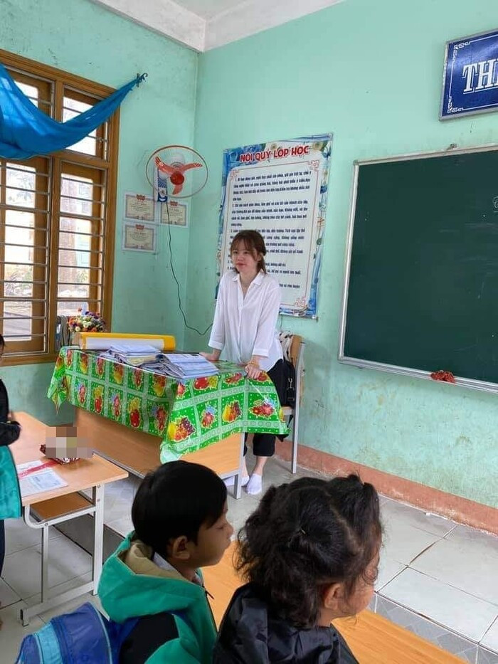 Mới đây, dân tình đã khá bất ngờ trước hình ảnh Huỳnh Anh được lan truyền trên mạng xã hội. Bức ảnh ghi lại khoảnh khắc cô nàng mặc chiếc áo sơ mi trắng, quần jean đơn giản, chân đi tất và đứng trong một lớp học.