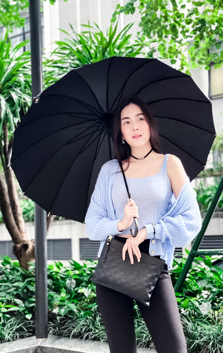 Theo miêu tả của Mai Ngọc, mọi người có thể tưởng tượng được rằng lúc lên hình cô lúc nào cũng rạng rỡ nhưng đằng sau là áp lực vô hình lớn không kể nổi.