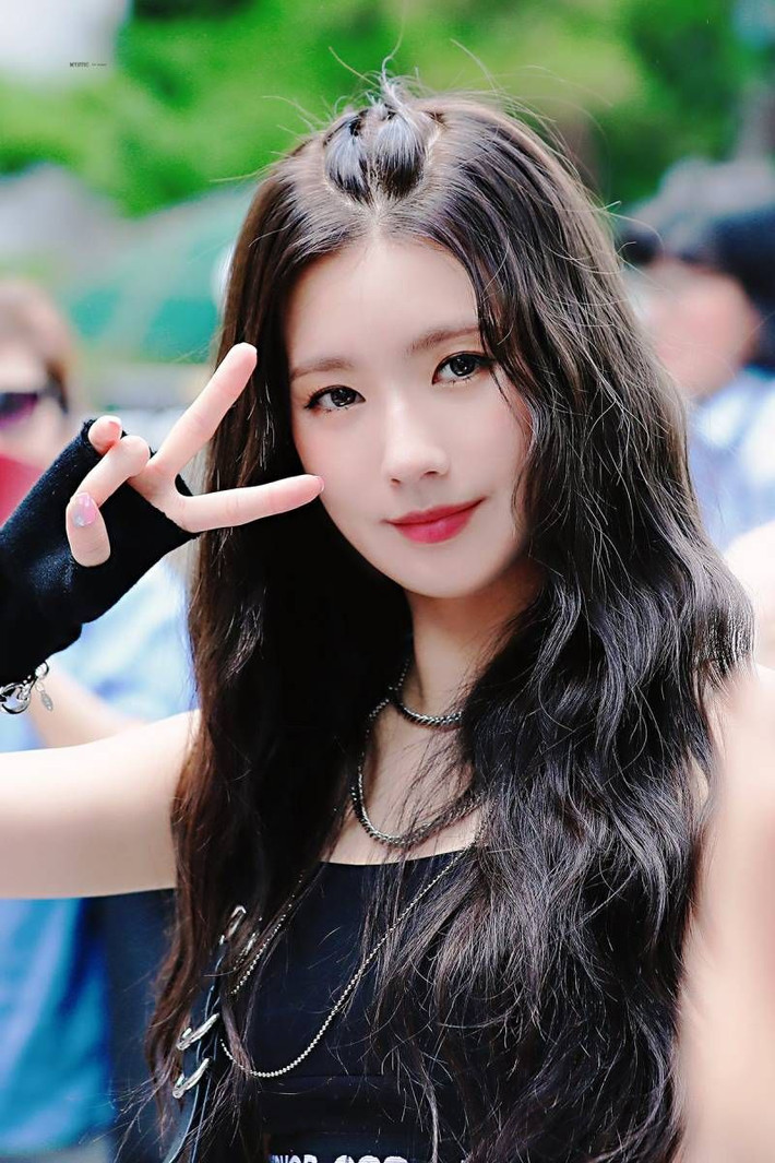 Sở hữu nhan sắc không chỗ chê, Miyeon được đánh giá là phiên bản tiếp theo của dàn mỹ nữ Hàn Quốc sẽ làm khuynh đảo cộng đồng mạng.