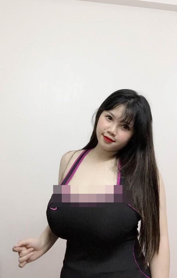 Nếu nhìn kĩ bức ảnh trên, nhiều người sẽ nhận ra nữ chính trong bức ảnh là một gương mặt khá quen thuộc. Đó là Võ Thị Thu Trang, cô gái với biệt danh nữ sinh Hải Dương vòng 1 khủng, nhân vật này từng là chủ đề bàn tán của cư dân mạng từ cuối năm 2017.