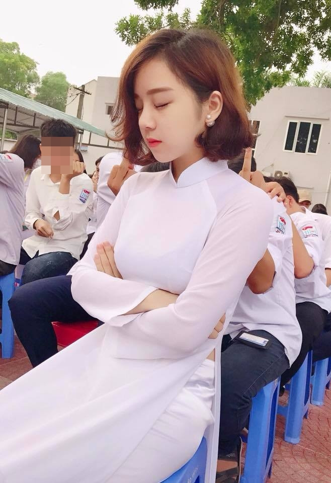 Nguyễn Thủy Tiên (sinh năm 2000) nay lấy nghệ danh là Nhã Tiên. Cô từng nổi tiếng trên mạng xã hội chỉ với một bức ảnh mặc áo dài trắng và ngồi ngủ gật giữa sân trường.