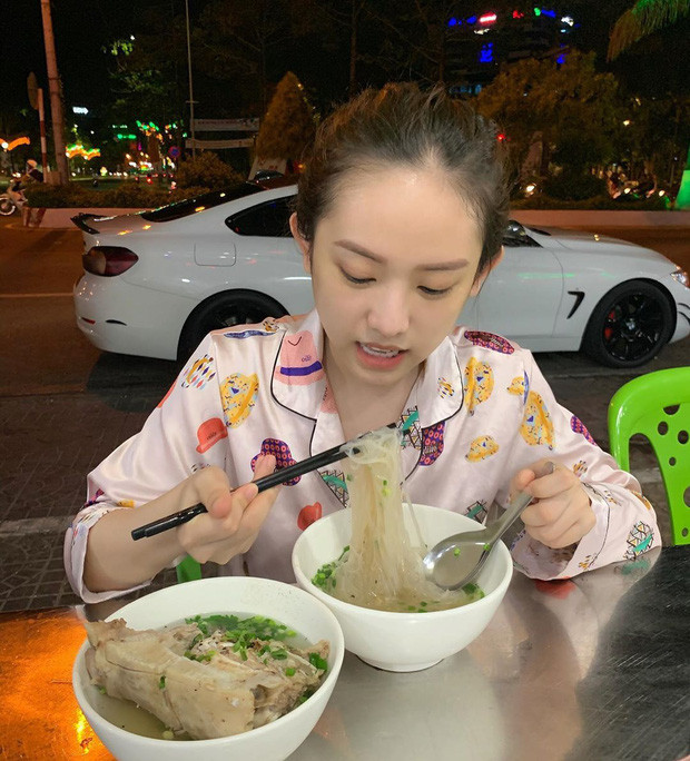 Nhưng cũng chẳng thành vấn đề cho lắm vì Thúy Vi chọn diện đồ bộ ở nhà chứ chẳng phải trang điểm cầu kì gì mà sợ ướt với bẩn.