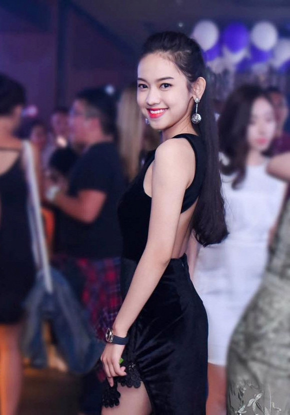 Đây chẳng phải lần đầu tiên Thúy Vi thể hiện sự vô tư "bung xõa" của mình mỗi lần về quê.