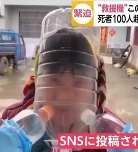 Một người dân khác lại tự chế ra chiếc mặt nạ chống độc cho riêng mình. Không biết hiệu quả ra sao nhưng trông thật khó thở và che khuất tầm nhìn quá.