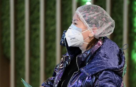 Không chỉ có những màn chống virus Corona quái lại thì những màn đội mũ thay vì đeo khẩu trang khiến nhiều người "phụt cười".,