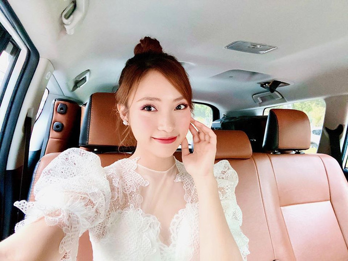 Chia sẻ trong một clip, Khánh Vy từng tiết lộ về khối tài sản mà cô nàng đang sở hữu. Năm 2018, cô nàng mua được ôtô riêng cho bản thân, tặng bố mẹ một mảnh đất.