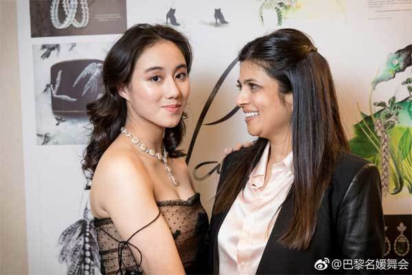 Mới đây trên trang Weibo của mình, Hà Siêu Hân khoe những bức ảnh mới nhất sau khi tháo niềng răng. Hiện con gái trùm sòng bạc Macau gương mặt thanh tú, khuôn miệng nhỏ, thần thái toát lên sự dịu dàng và nữ tính.
