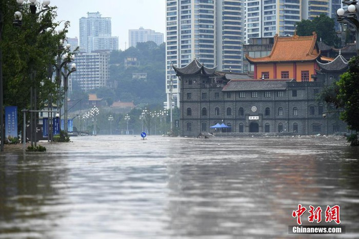 Lần đầu tiên trong lịch sử, chính quyền Trùng Khánh phải kích hoạt ứng phó khẩn cấp cấp 1, mức cao nhất trong thang 4 cấp tại Trung Quốc. Ảnh: China News.