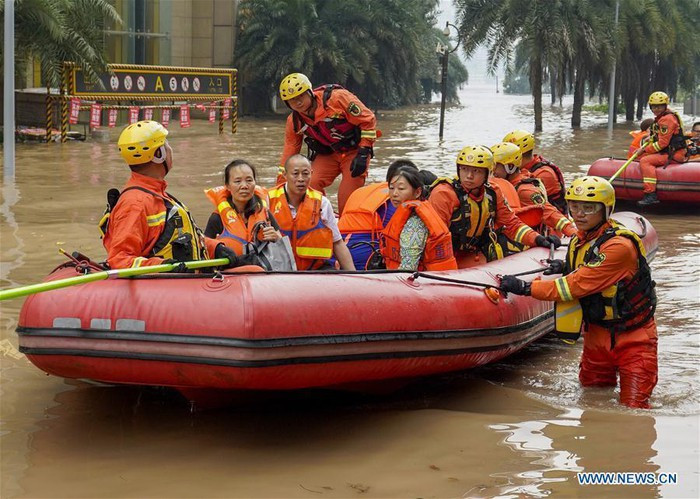 Lực lượng cứu hộ sơ tán người dân tại Trùng Khánh. Trận lũ số 5 hình thành chỉ 2 ngày sau khi trận lũ số 4 bắt đầu rút. Ảnh: Tân Hoa Xã.