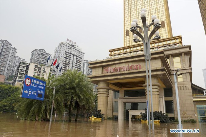 Nhiều khu vực tại trung tâm thành phố, vốn nằm ven bờ sông Trường Giang và sông Gia Lăng, biến thành biển nước. Ảnh: Tân Hoa Xã.