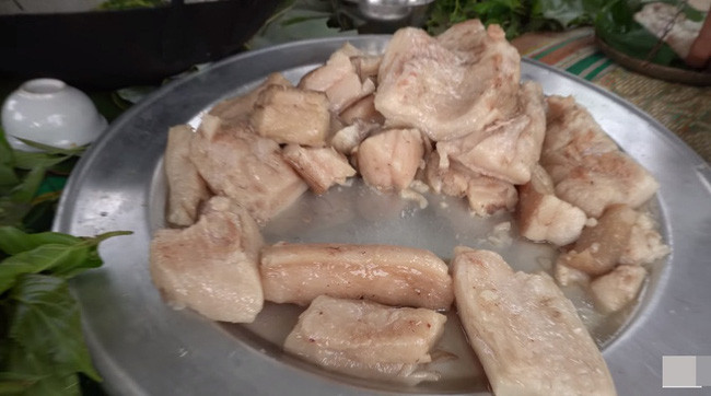 Mỡ là một thứ khiến cho món ăn trở nên mềm mại. Tuy nhiên, nó chỉ được coi là chất xúc tác chứ không thể nào trở thành đồ ăn chính trong mỗi bữa ăn. Tuy nhiên, thời gian qua nhiều Youtuber vì câu like cho kênh đã rủ nhau ăn hết hàng kg mỡ lợn.