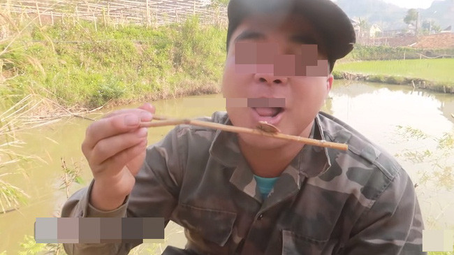 Tuy nhiên, bất chấp sức khỏe của bản thân nhiều Youtuber đã ăn sống bọ xít để khẳng định sự "độc đáo" cho kênh của mình. Mời quý độc giả xem video: Những kỷ lục ấn tượng trên đường đua YouTube Việt - Nguồn: VTC Now