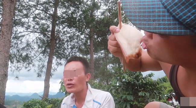 Tuy nhiên, vì để tăng độ nổi tiếng mà các Youtuber bất chấp ăn món ăn được coi là xúc tác cho các món ăn thêm mềm mại.