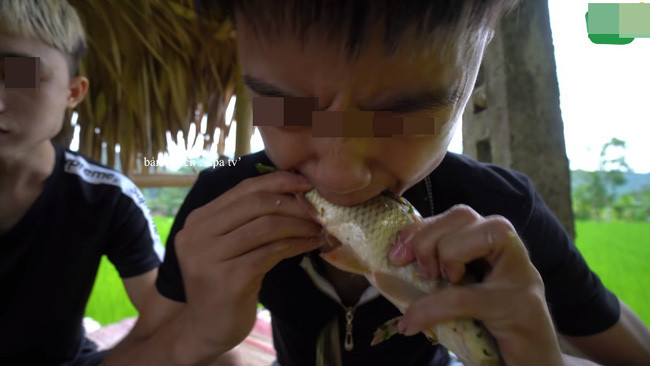Hầu hết các ăn đồ sống của các kênh Youtube đều được thực hiện ở vùng quê, nơi các thanh niên cùng nhau đi đánh bắt cá rồi lên chỉ sơ chế qua dưới nước. Sau đó, cá được cho vào một chiếc chậu đã có sẵn nước sốt với các loại rau gia vị như hoa chuối, rau mùi, đinh lăng, mắc khén… tùy từng vùng miền.
