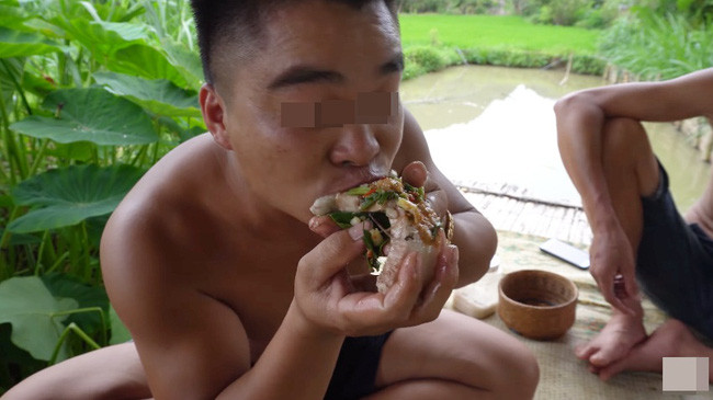 Nhìn cảnh tượng ăn khối mỡ lợn bằng bàn tay người lớn khiến nhiều người xem cảm thấy "ngấy" đến cổ.