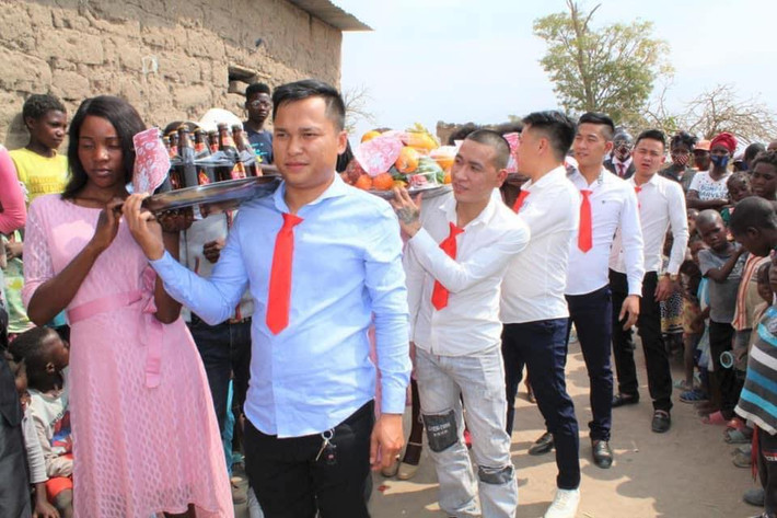 Những cô nàng mặc váy hồng đẹp đẽ. Các thanh niên bê tráp lại diện áo trắng có cả cà vạt đỏ. Hình ảnh đám cưới trên theo nhận xét của nhiều người đâu thua kém gì ở Việt Nam.