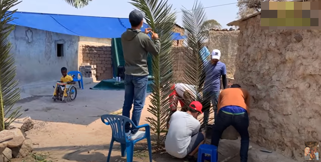 Không chỉ thế, các đoạn clip đăng tải lên cũng thấy những thanh niên Việt đã làm cổng đám cưới bằng lá chà là tựa như lá dừa cho Lindo. Mời quý độc giả xem video: 50 triệu đồng có đủ để cưới vợ? - Nguồn: VTC