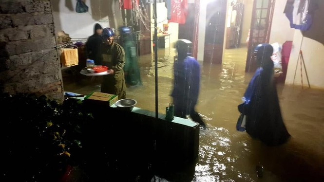 Người dân hối hả dọn đồ trong đêm.