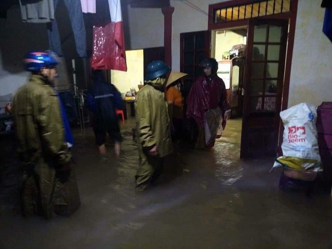 Tại huyện Thanh Chương, mưa lớn khiến lở Rú Nguộc, 2 cầu tạm bị nước cuốn trôi, nhiều xã bị cô lập. Chính quyền địa phương đã nhanh chóng di dời các hộ dân đến nơi an toàn.