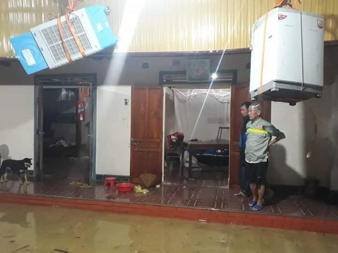 Người dân hối hả đưa đồ đạc, gia súc đến nơi cao để bảo vệ tài sản. Trên mạng xã hội, một số người dân cũng "cầu cứu" lực lượng cứu hộ khi bị cúp điện, nước dâng cô lập.