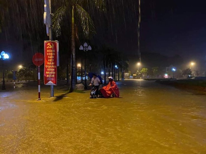 Ghi nhận trong tối 29/10, tại các huyện Con Cuông, Thanh Chương, Đô Lương, Hưng Nguyên (tỉnh Nghệ An) có sông Lam chảy qua, mực nước dâng lên rất nhanh. Mưa rất to khiến nhiều xã bị cô lập.