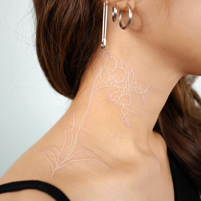 Nếu đang có ý định tậu một hình xăm nhỏ xíu lại vừa xinh yêu, tinh tế và không quá lộ liễu thì hẳn bạn phải nghía ngay qua hình xăm mực trắng.