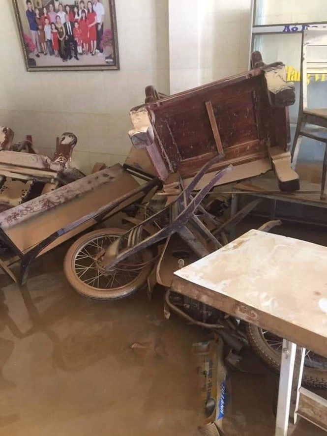 Hình ảnh về căn nhà tan hoang, đồ đạc trôi nổi ngổn ngang trên mặt sàn, giường chiếu, chăn màn và quần áo bám đầy bùn đất được chia sẻ trên khắp các trang mạng xã hội.
