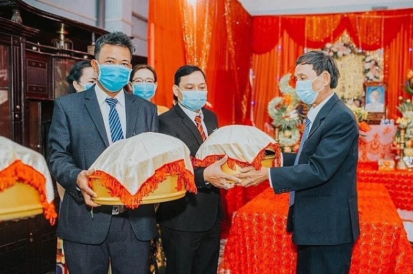 Cạnh đó, phụ dâu, cô dì, chị mẹ, dù váy áo xúng xính đến đâu cũng phải cẩn thận không thừa nhất là trong mùa dịch có những diễn biến phức tạp.