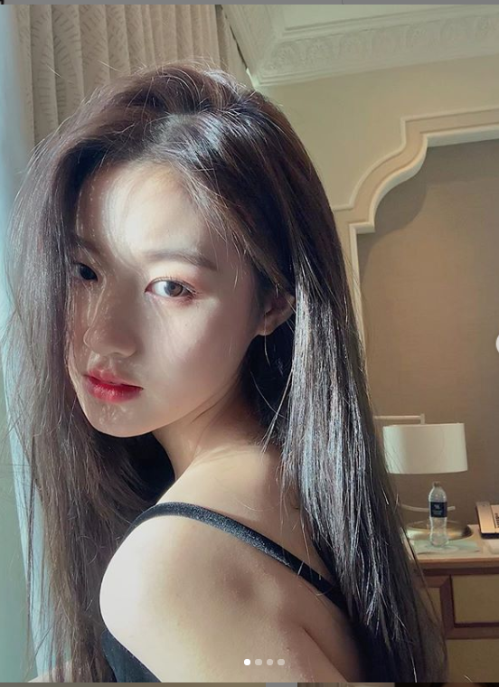 Lin Zhen theo đuổi phong cách nhẹ nhàng, nữ tính giống các ulzzang xứ kim chi. Nhìn loạt hình trên trang cá nhân, không ít dân mạng nhận nhầm cô bạn là người Hàn Quốc.