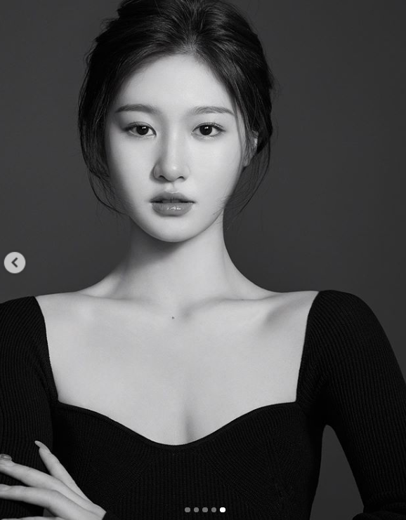 Lin Zhen được nhiều người biết đến với vai trò người mẫu chuyên nghiệp đến từ Thành Đô (Tứ Xuyên, Trung Quốc). Cô nàng này không chỉ gây ấn tượng trên sàn catwalk hay những shot ảnh tạp chí mà còn cực hot trên MXH Instagram.
