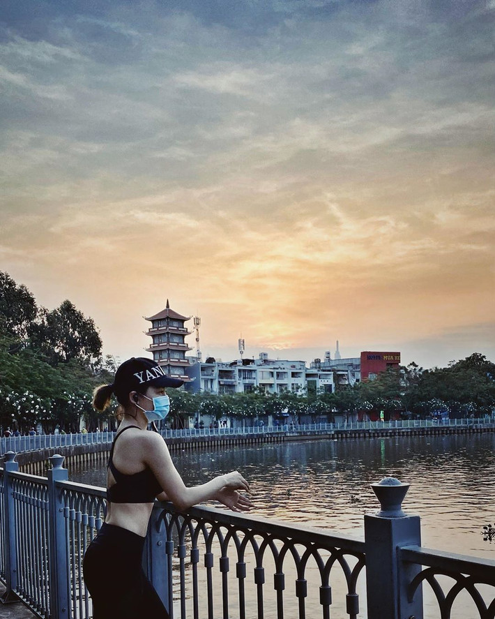 Dưới những bức ảnh đăng tải tập thể dục ngoài đường mùa COVID-19 của Trâm Anh, dân tình để lại bình luận như: "Ở nhà đi, đừng ra đường nhiều thế", "Chính phủ liên tục thông tin khuyến cáo hạn chế ra đường, cô lại đi mỗi ngày thế à", "Không giữ sức khỏe cho mình thì cũng nghĩ đến người khác chứ", "Hạn chế ra đường mùa dịch đi nào"...