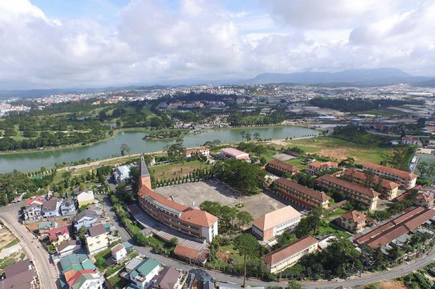 Toàn cảnh trường Cao đẳng Sư phạm Đà Lạt từ trên cao nhìn xuống.