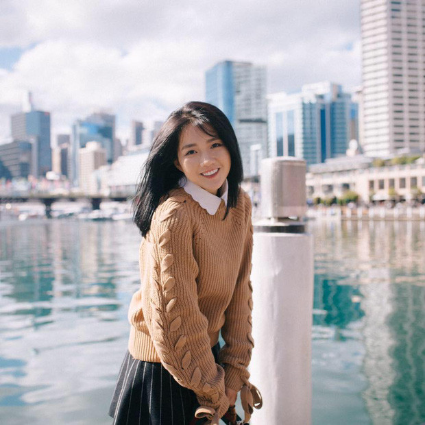 Nhắc đến Nguyễn Hoàng Kiều Trinh, fan nhờ ngay tới cô nàng hot girl trà sữa với nhan sắc dễ thương và vô cùng ngọt ngào. Bên cạnh đó, cô bạn này còn gây ấn tượng tốt với những vai diễn trong các bộ phim bom tấn công chiếu rạp thời gian qua như Ông Ngoại Tuổi 30, Em Chưa 18 hay Pháp Sư Mù.