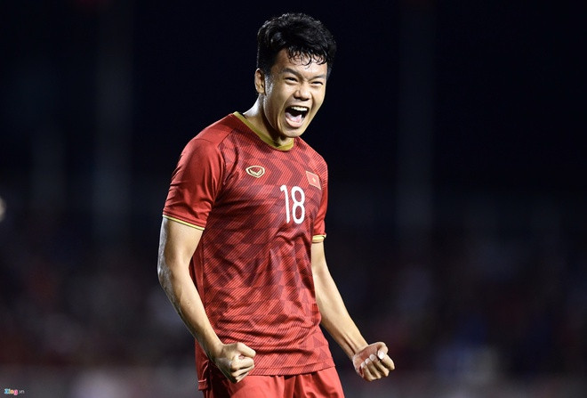 Ngoài Quang Hải, vị trí khó có thể thay thế trong đội hình U23 Việt Nam ở thời điểm hiện tại đó là Thành Chung. Cầu thủ của CLB Hà Nội cho thấy sự chắc chắn của mình trong từng tình huống phòng thủ trước khung thành. Chưa hết, những pha không khiến của anh cũng mang đến luồng gió mới trong bối cảnh bí bách phương án tấn công.