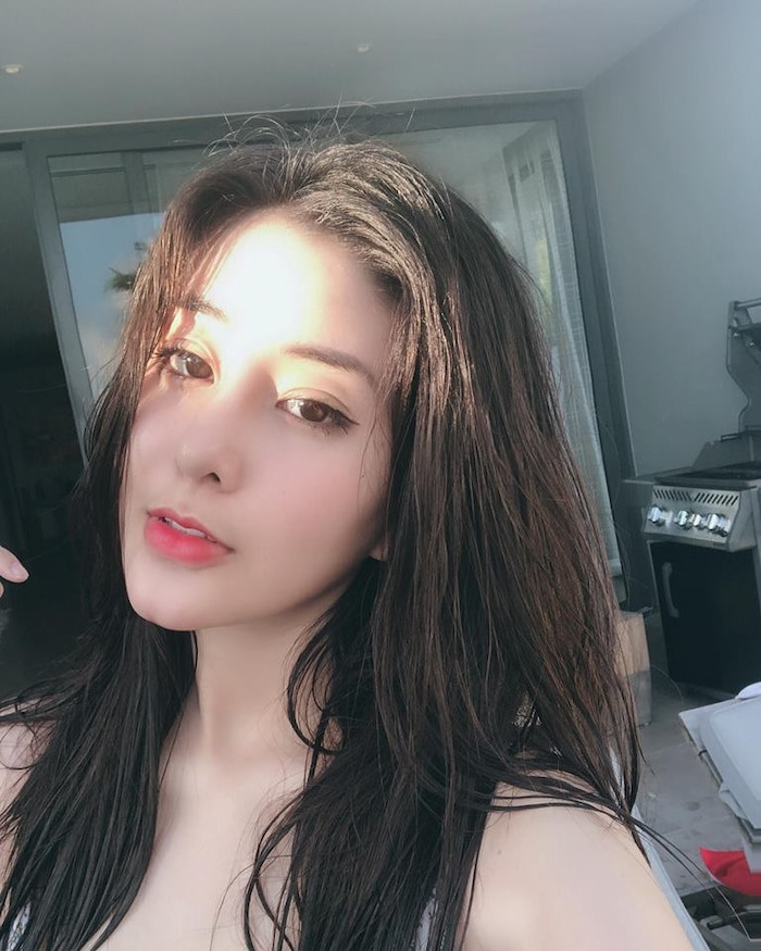Gương mặt xinh xắn của Ngọc Trân từng được báo Hàn, báo Trung ca ngợi là không góc chết, đặc biệt, sống mũi cao và thẳng đẹp hơn "phẫu thuật thẩm mỹ" của hot girl 10X luôn là ao ước của rất nhiều cô nàng.