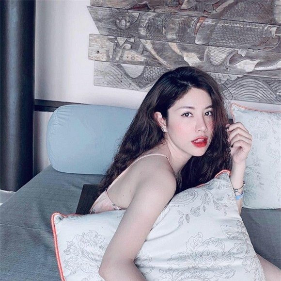 “Bí mật” dưỡng nhan sắc, Hồng Hạnh cho hay chính nước ép hoa quả và nước yến là yếu tố để duy trì và tăng sức đề kháng, đẹp da. Cùng với đó là chế độ ăn uống phù hợp với bản thân khiến cơ phó này có vóc dáng vạn người mê.
