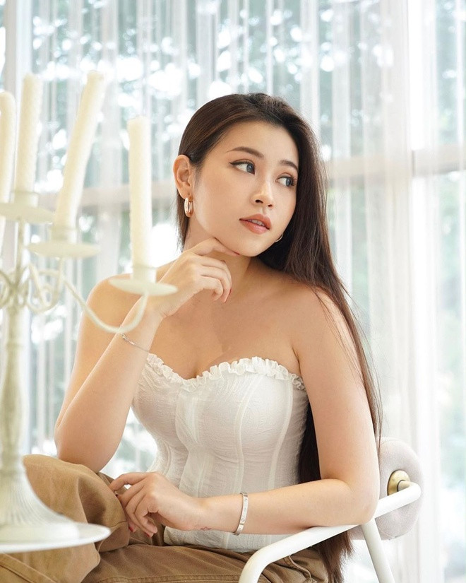 Từng có quãng thời gian bị nhấn chìm trong căn bệnh trầm cảm, phải bảo lưu việc học để về nước nên Nguyên Newin thấu hiểu hơn ai hết sự lạc lõng, mất phương hướng của nhiều bạn trẻ. Vậy nên dù không chiêu trò hay scandal màu mè, cô nàng dần chiếm được cảm tình bằng những vlog văn minh để giới trẻ trở nên tự tin hơn.