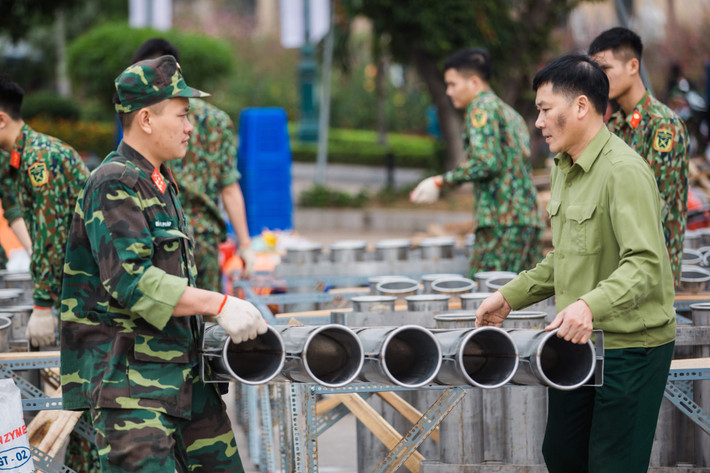Các điểm bắn pháo hoa đều đã được dựng hàng rào, che phông bạt và có lực lượng canh gác, bảo vệ nghiêm ngặt.