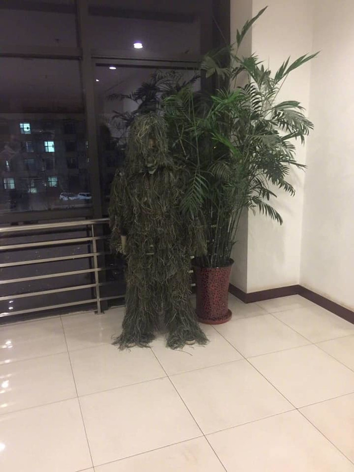 Đẹp đẽ chưa thấy đâu, chỉ thấy "dở khóc dở cười" vì cậu chàng lăn lê bò toài từ trong nhà ra tới sân vườn.