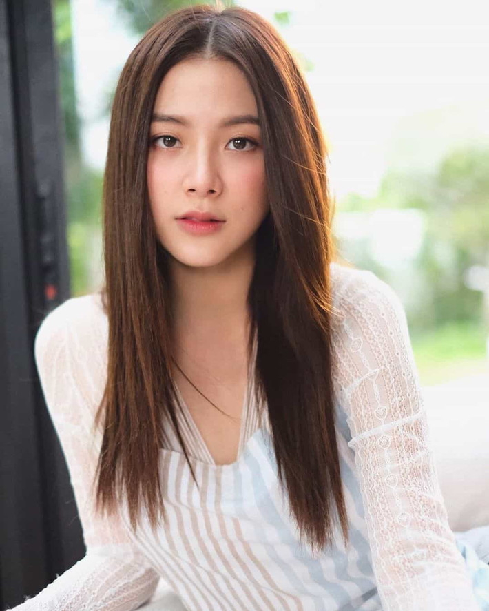 Chưa dừng lại, Baifern còn khiến người ta trầm trồ bởi thân hình bốc lửa, vóc dáng nuột nà, nhất là đôi gò bồng đào nảy nở săn chắc.