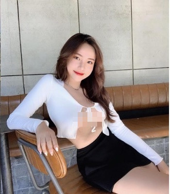 Theo ý kiến của nhiều người, hình ảnh hội chị em diện thời trang khoét ngực tạo ra cảm giác phản cảm bởi lối ăn mặc có phần phóng khoáng, không phù hợp với thuần phong mỹ tục.