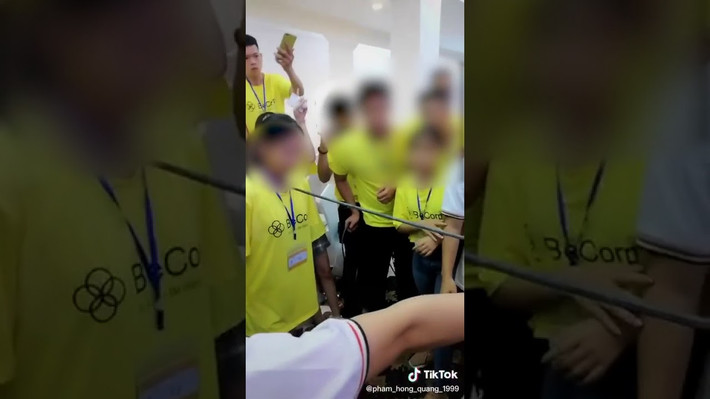Điều đáng nói là sau khi hoàn thành xong thử thách, các nhân vật ôm nhau, kẻ thì cười, người lại khóc. Những hình ảnh này thực sự khiến cư dân mạng thấy khó hiểu và hoài nghi: Học làm giàu để có nguy cơ rách họng?